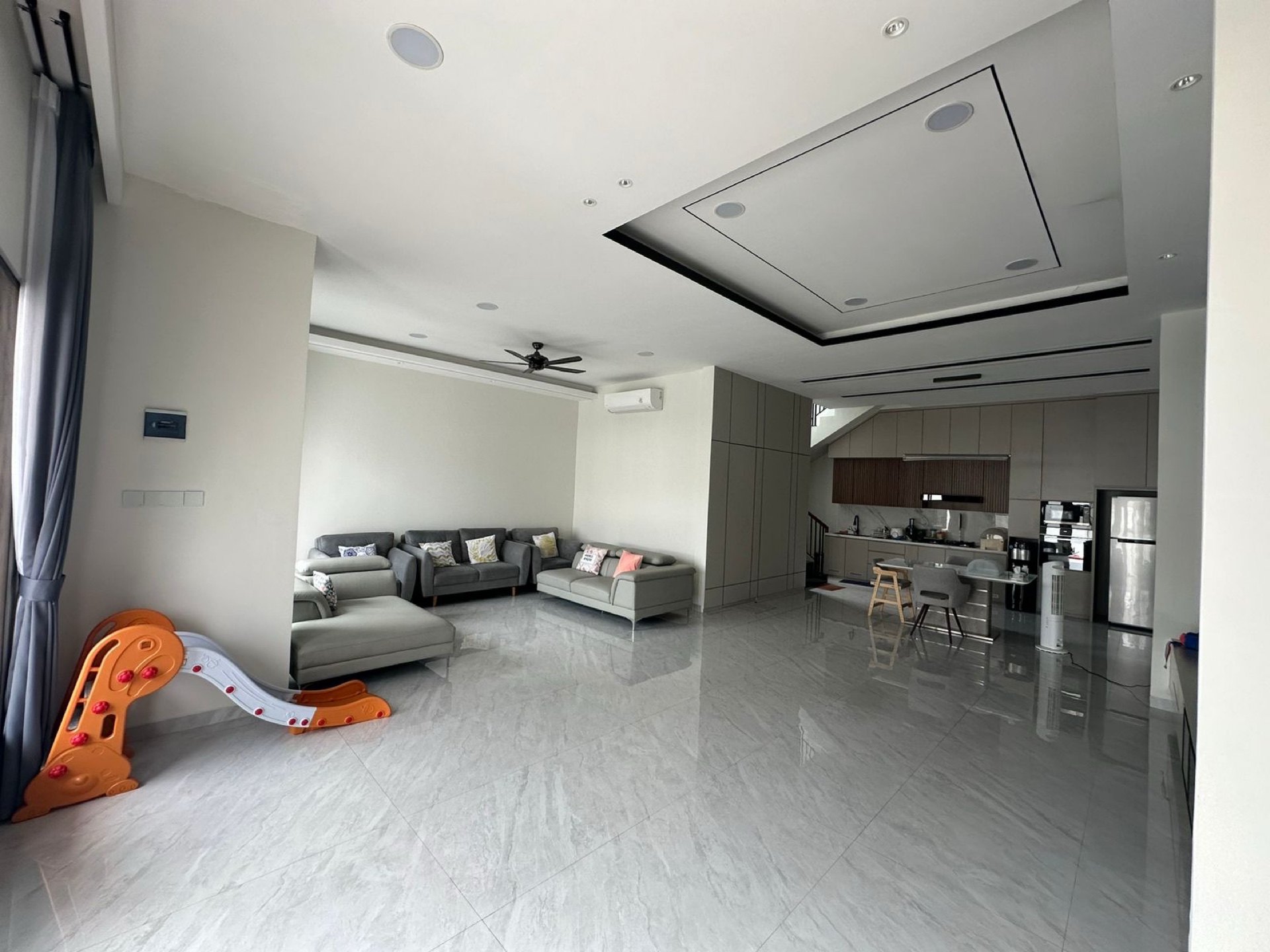 Rumah Disewa di Jakarta Barat, foto 1 dari 10