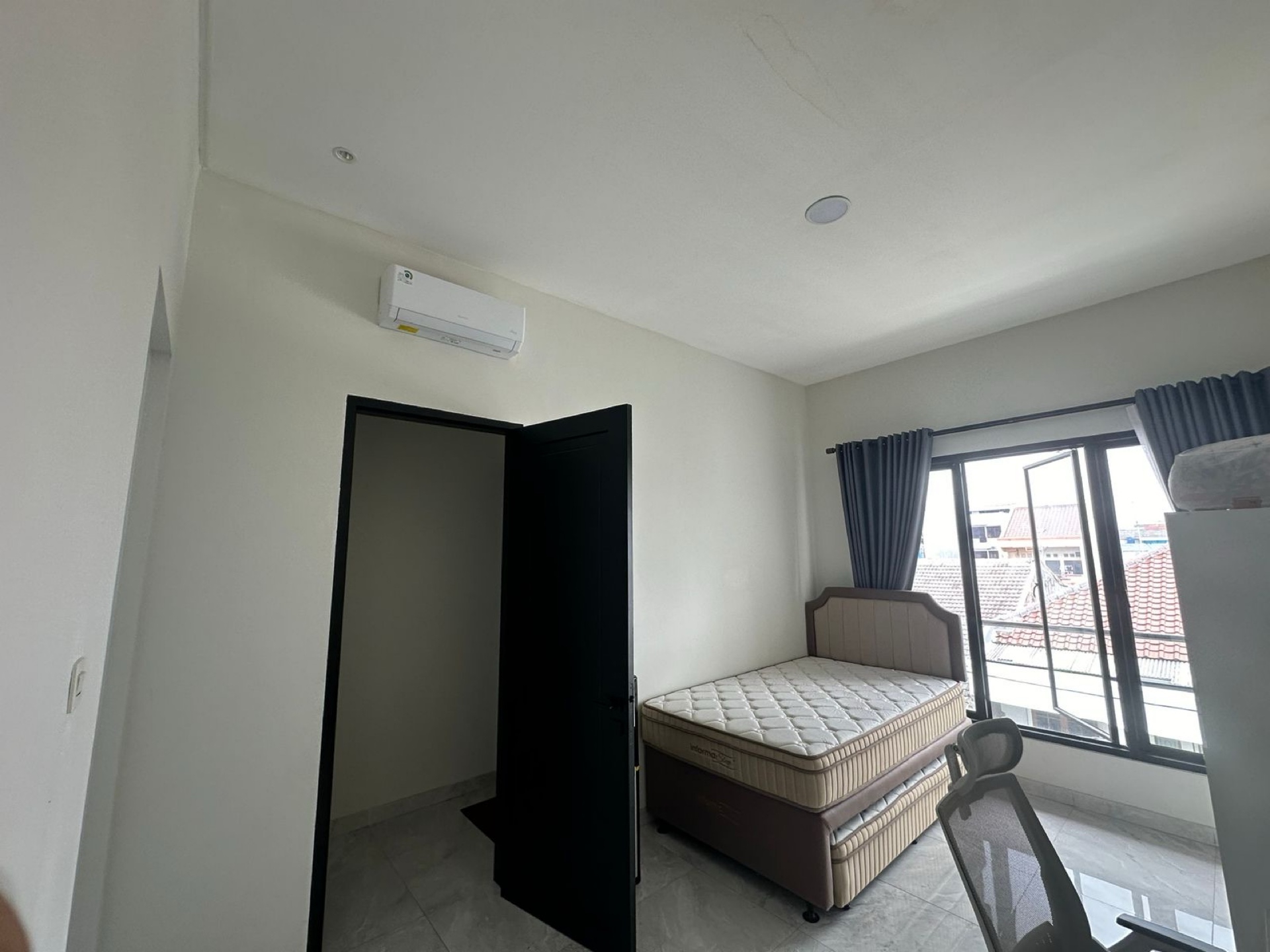 Rumah Disewa di Jakarta Barat, foto 1 dari 10