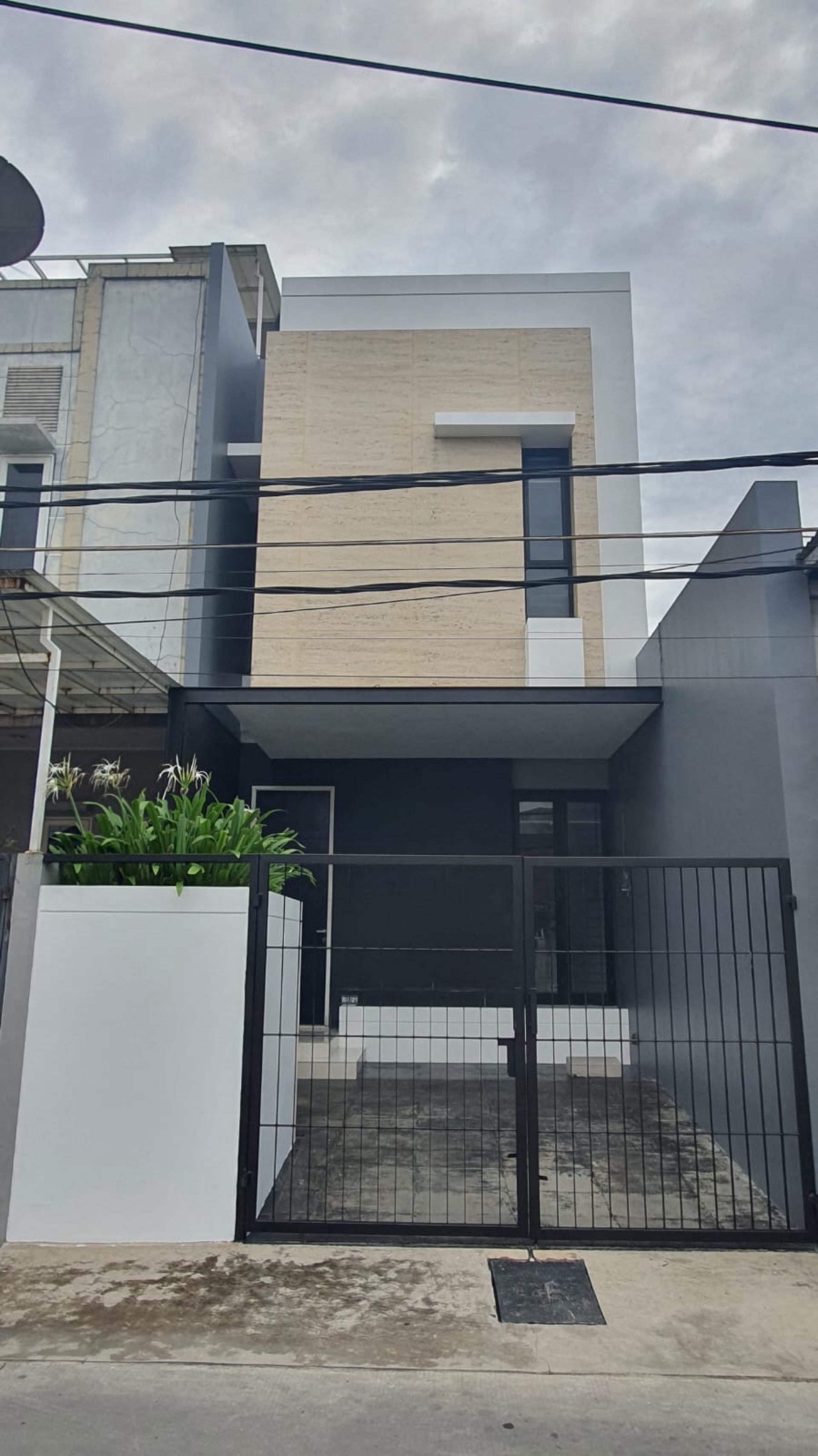 Rumah Dijual di Jakarta Barat, foto 1 dari 10