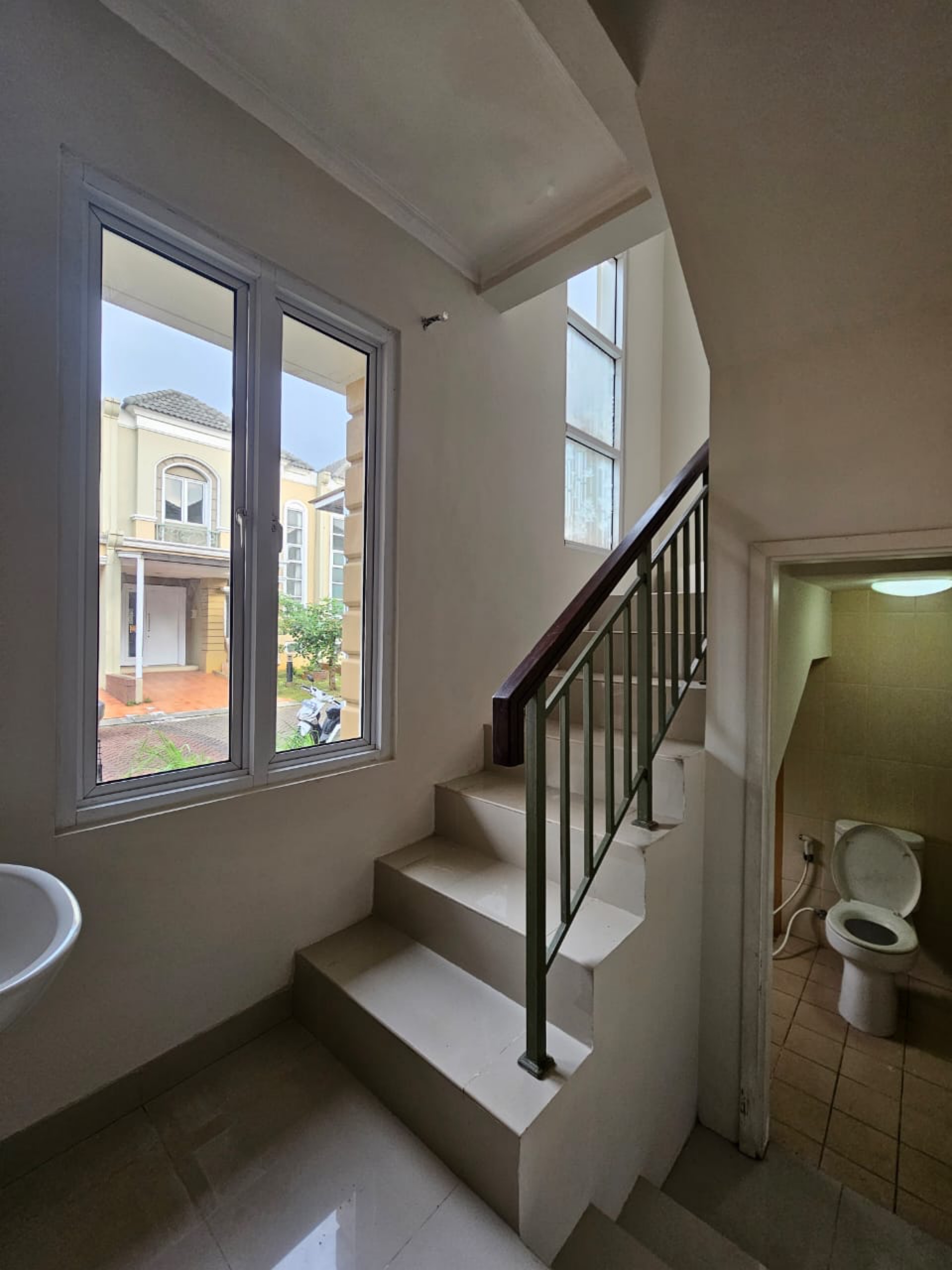 Rumah Disewa di Tangerang, foto 1 dari 9