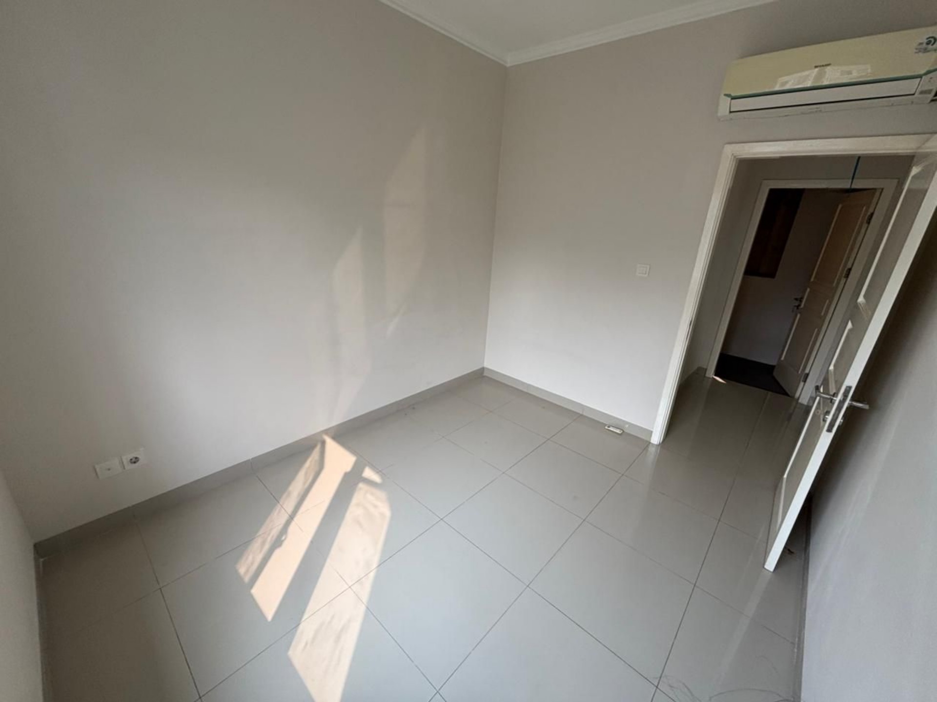 Rumah Disewa di Tangerang, foto 1 dari 8